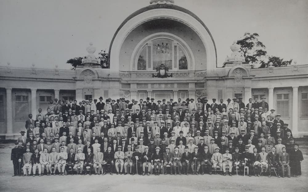 開道50年記念北海道博覧会第1会場「水産館」前でのスタッフ集合